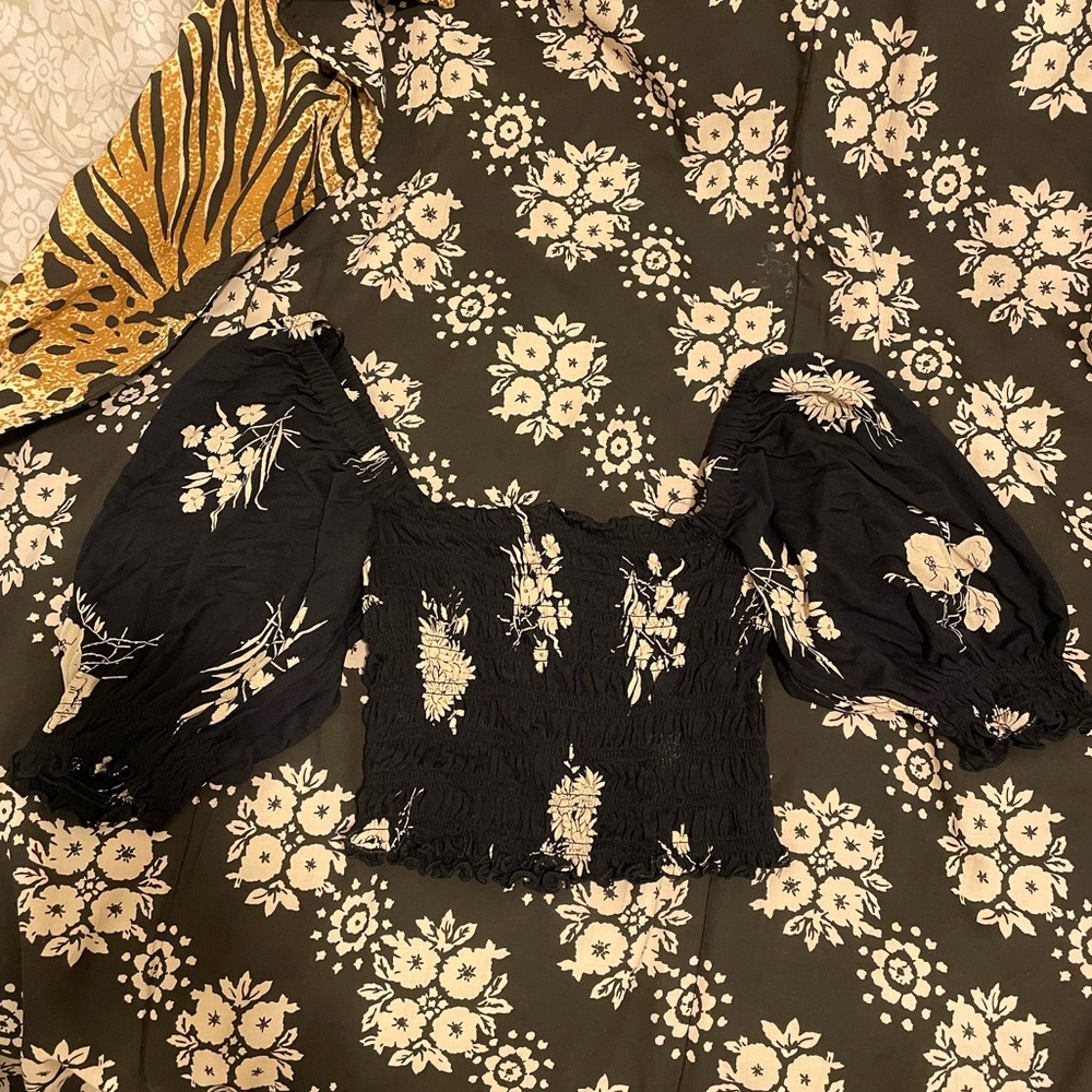 Urban Outfitters Puff Sleeve Crop Top